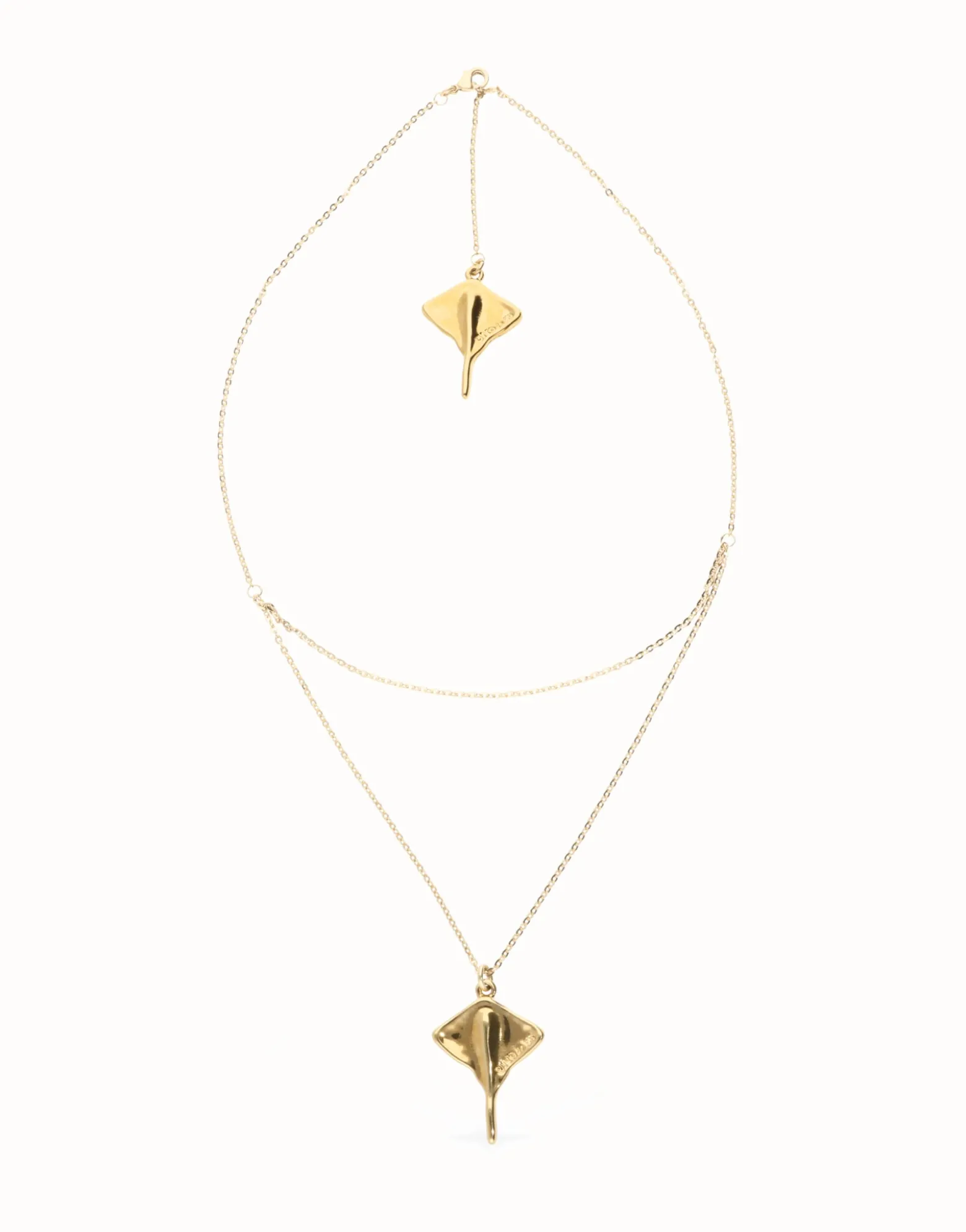 Colgante doble bañado en oro 18k con mantarraya
