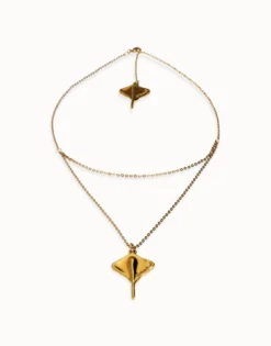 Colgante doble bañado en oro 18k con mantarraya