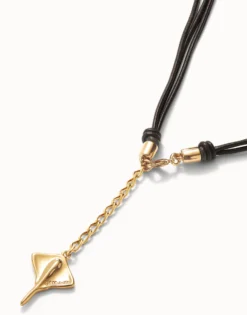 Colgante en cuero y baño en oro de 18K con forma de mantarraya