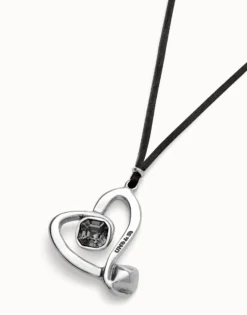 Colgante largo de cordón efecto seda y corazón central con cristal negro