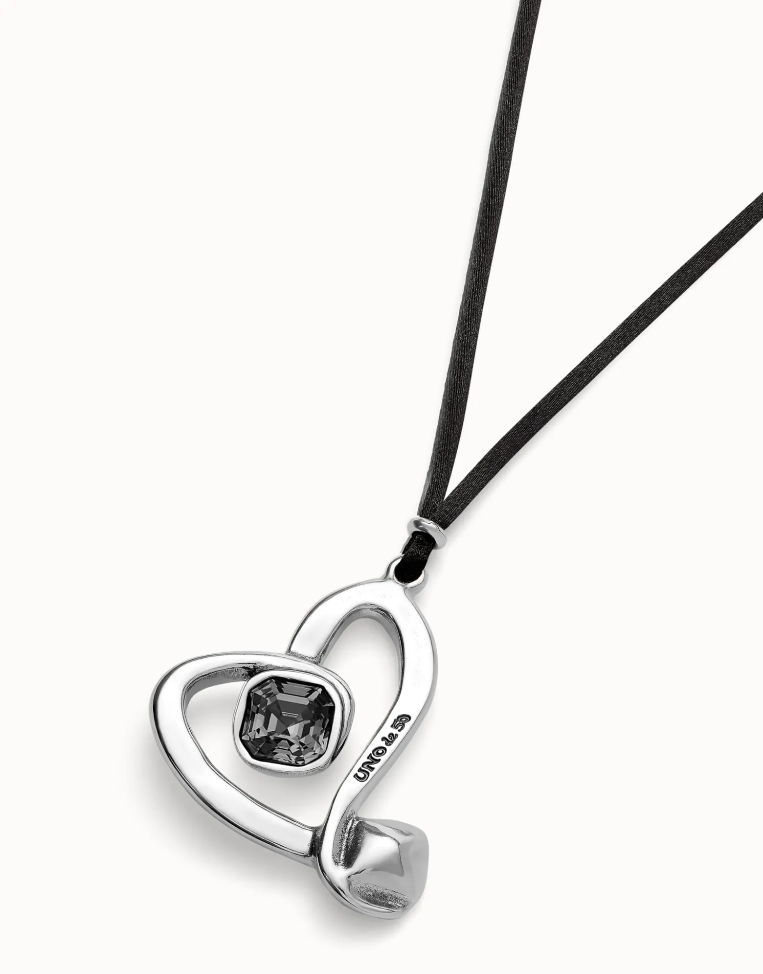 Colgante largo de cordón efecto seda y corazón central con cristal negro