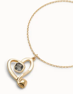 Colgante mediano bañado en oro de 18k y corazón con cristal negro