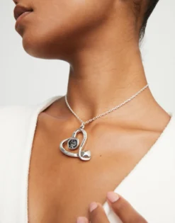Colgante mediano bañado en plata de ley y corazón con cristal negro