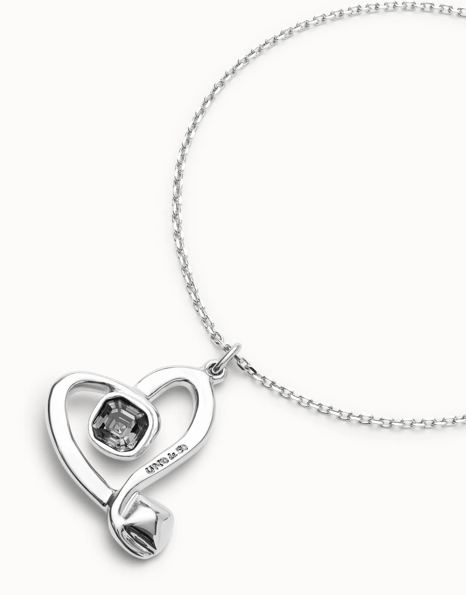 Colgante mediano bañado en plata de ley y corazón con cristal negro