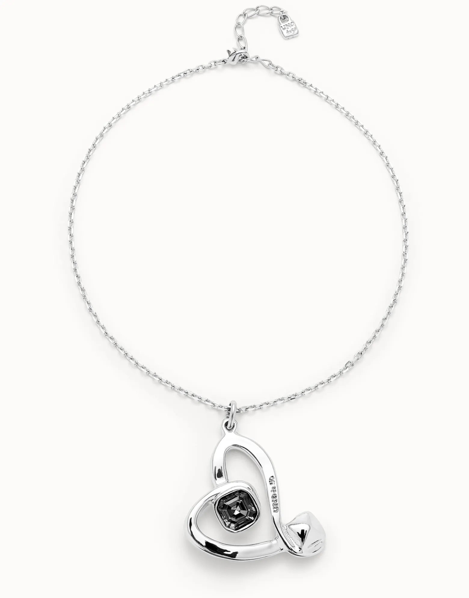 Colgante mediano bañado en plata de ley y corazón con cristal negro