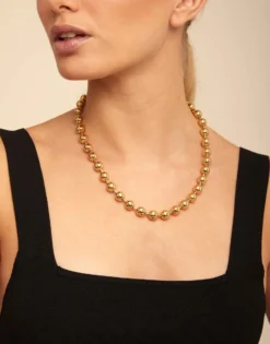 Collar bañado en oro de 18k con cuentas esféricas grandes y cierre hormiga