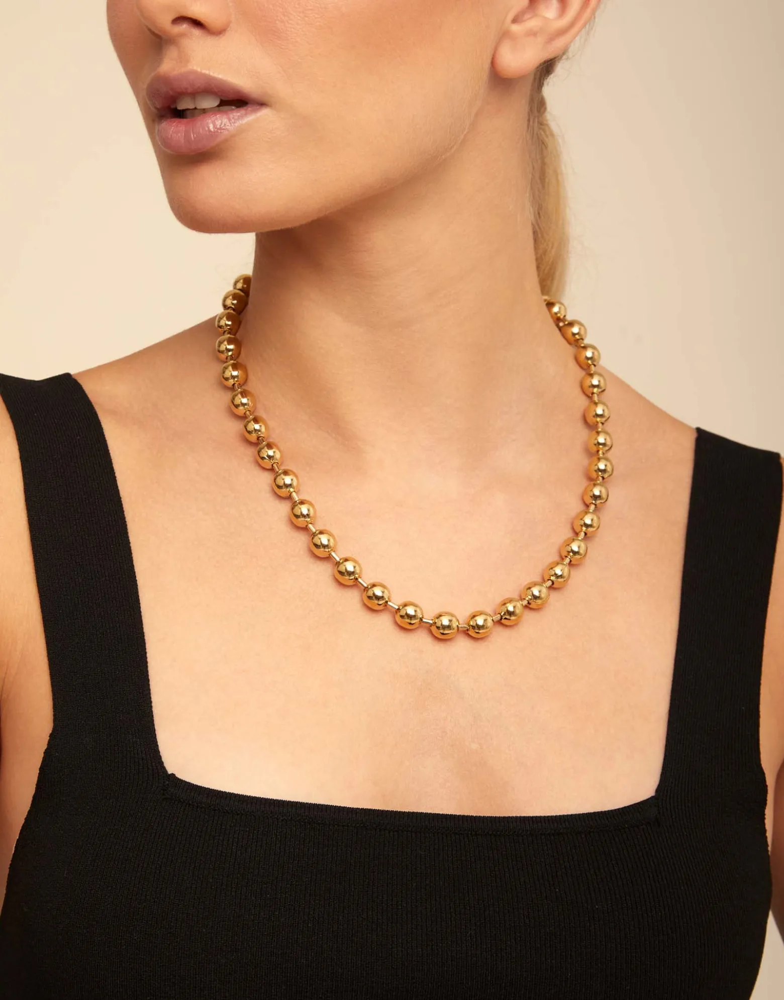 Collar bañado en oro de 18k con cuentas esféricas grandes y cierre hormiga