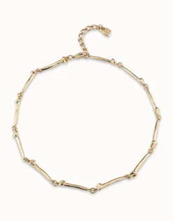 Collar bañado en oro de 18k con piezas en forma de clavo.