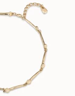 Collar bañado en oro de 18k con piezas en forma de clavo.