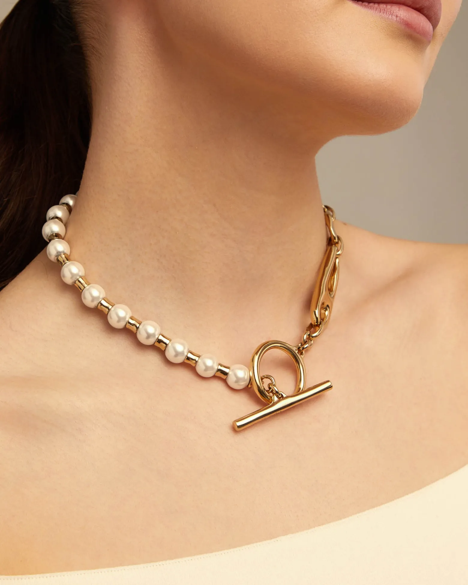 Collar bañado en oro 18K con combinación de eslabones y perlas