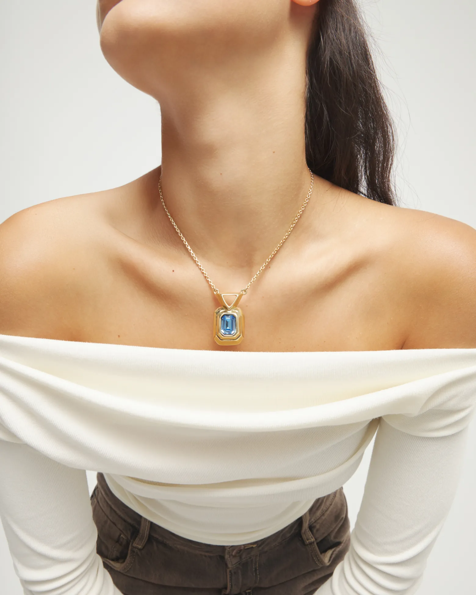 Collar bañado en oro 18k con cristal facetado rectangular azul