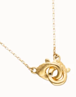 Collar bañado en oro 18k con detalle de mosquetón entrelazado