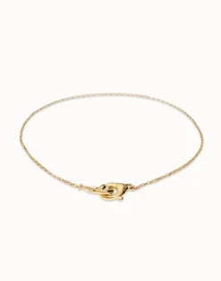 Collar bañado en oro 18k con detalle de mosquetón entrelazado