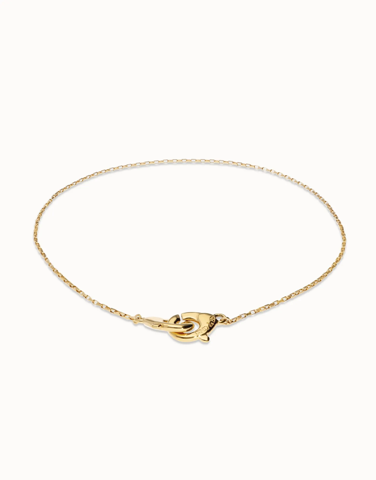 Collar bañado en oro 18k con detalle de mosquetón entrelazado
