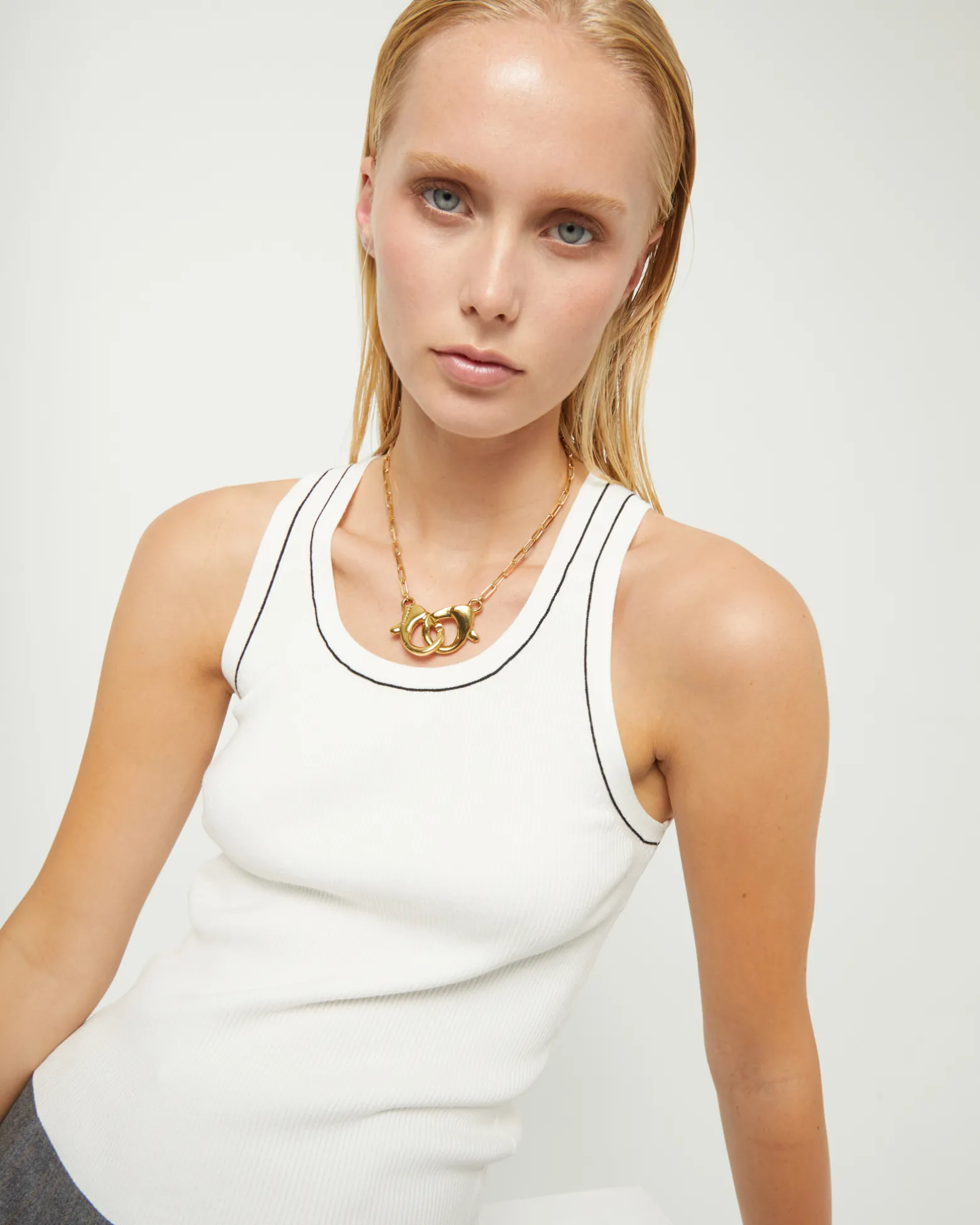 Collar bañado en oro 18k con mosquetón entrelazado grande