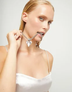 Collar bañado en plata con cadena gruesa y detalle de corazón