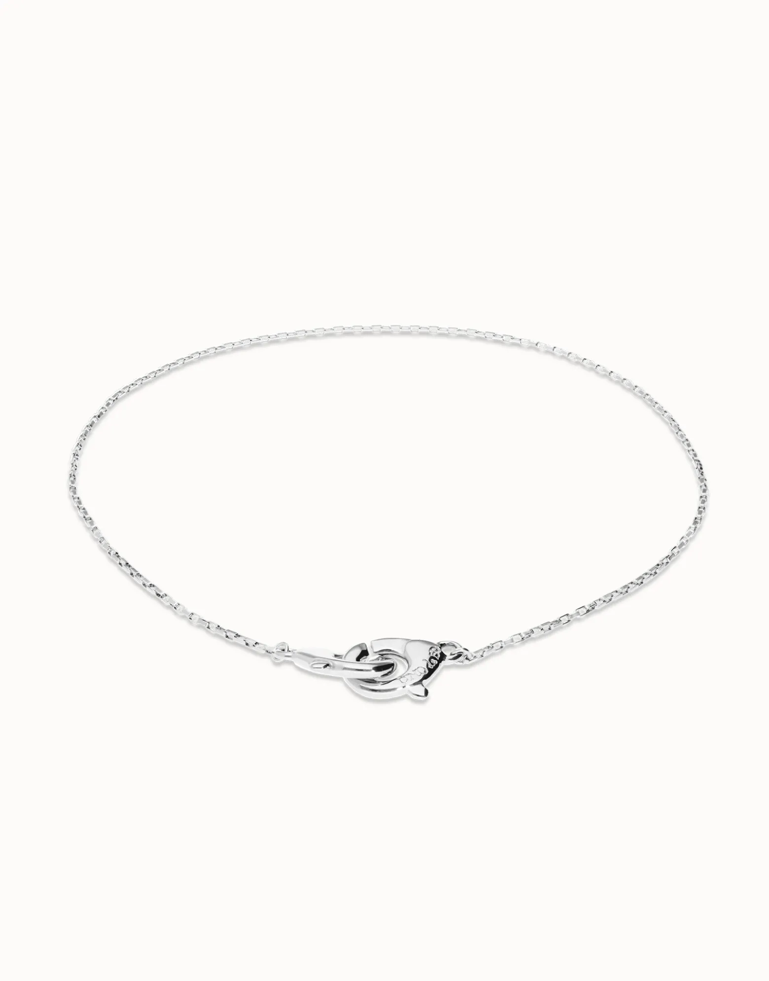 Collar bañado en plata con detalle de mosquetón entrelazado