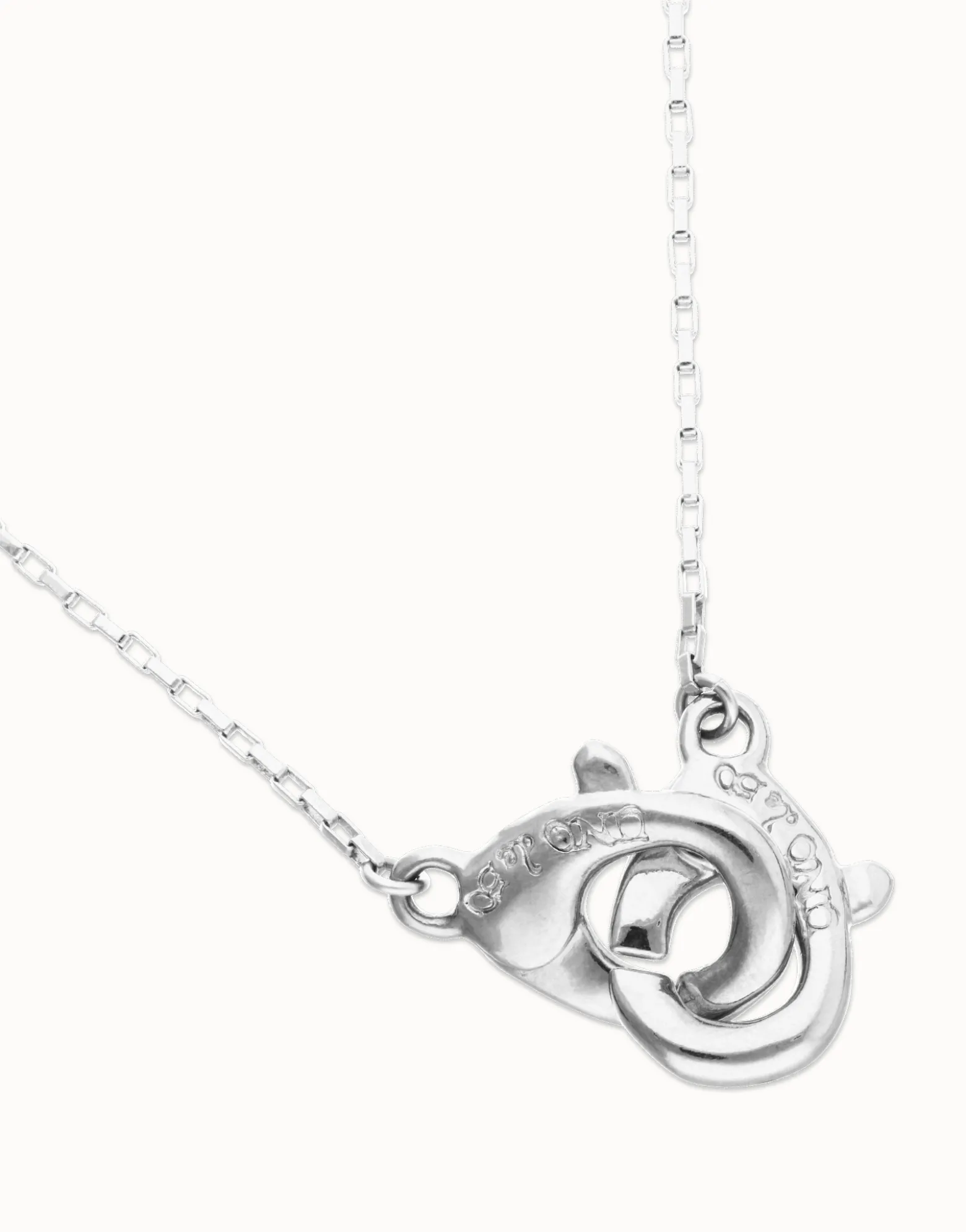 Collar bañado en plata con detalle de mosquetón entrelazado