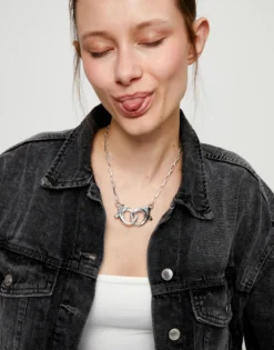 Collar bañado en plata con mosquetón entrelazado grande