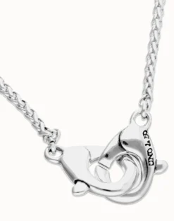 Collar bañado en plata con mosquetón entrelazado