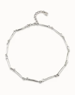 Collar bañado en plata de ley con piezas en forma de clavo.