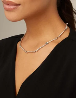 Collar bañado en plata de ley con piezas en forma de clavo.