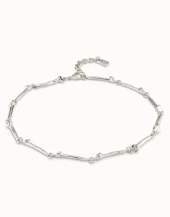 Collar bañado en plata de ley con piezas en forma de clavo.