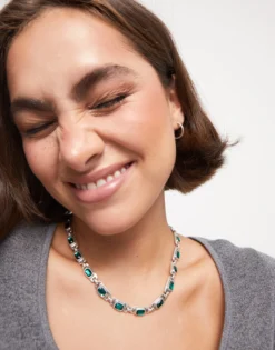Collar bañado en plata de ley con cristales verdes