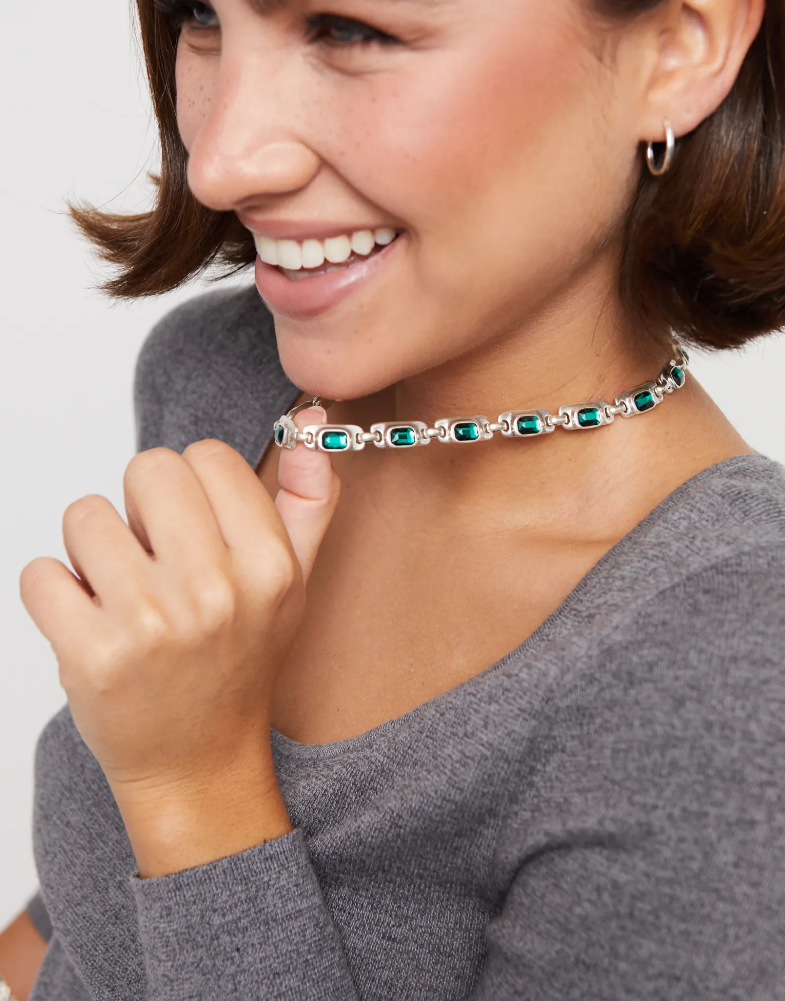 Collar bañado en plata de ley con cristales verdes