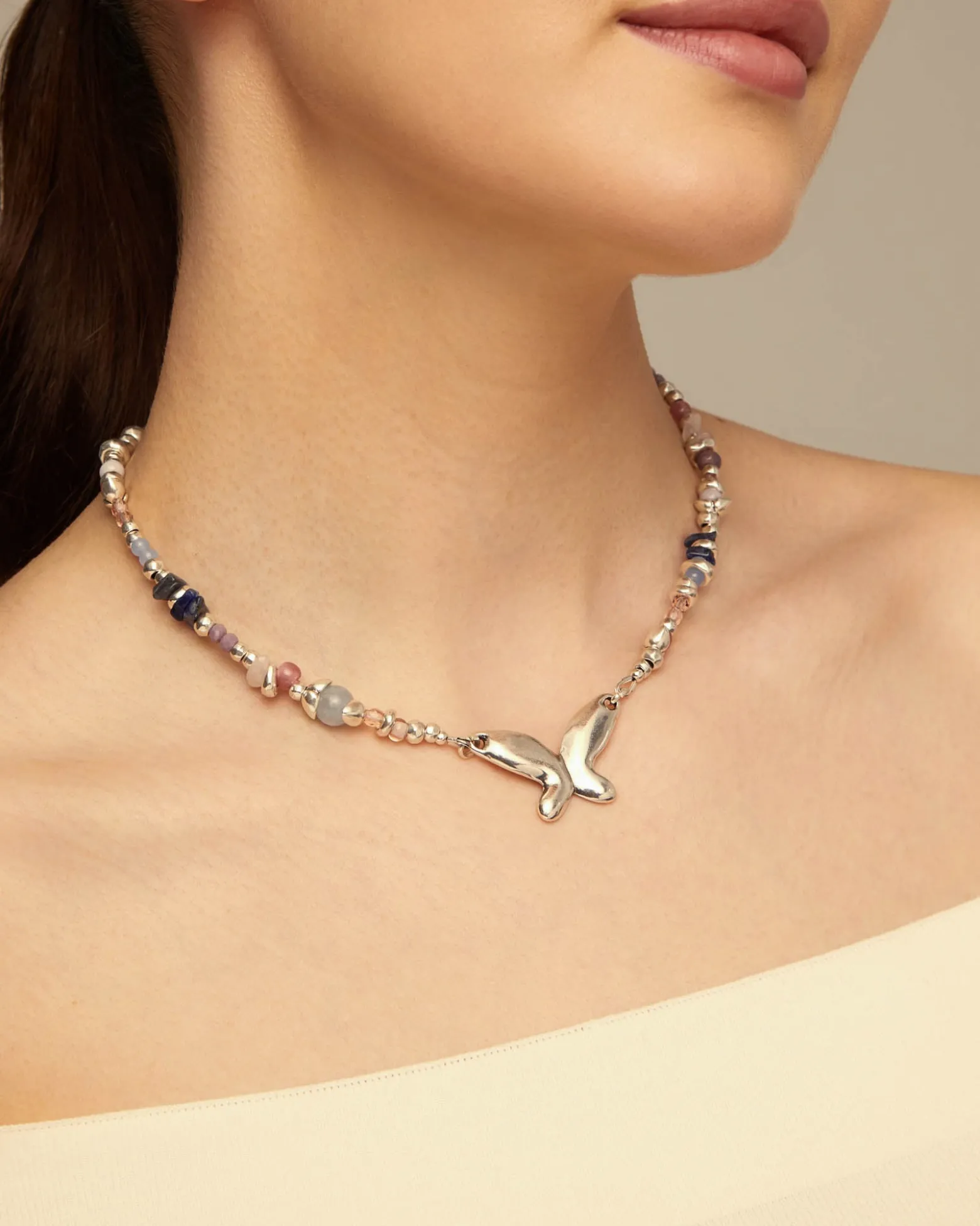 Collar bañado en plata de ley con cristales artesanales multicolor