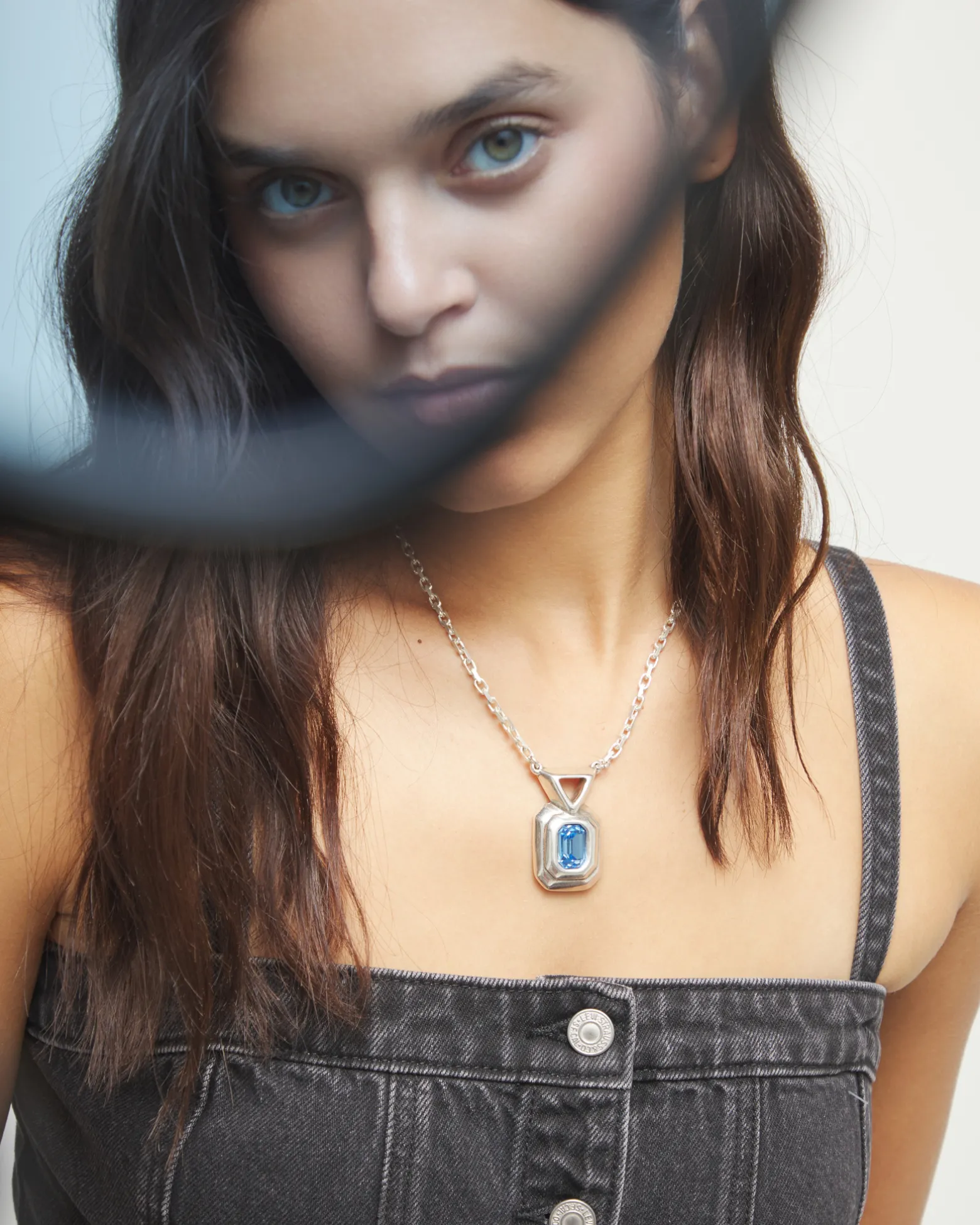 Collar bañado en plata de ley con cristal facetado rectangular azul