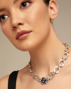 Collar bañado en plata de ley y cristal central azul