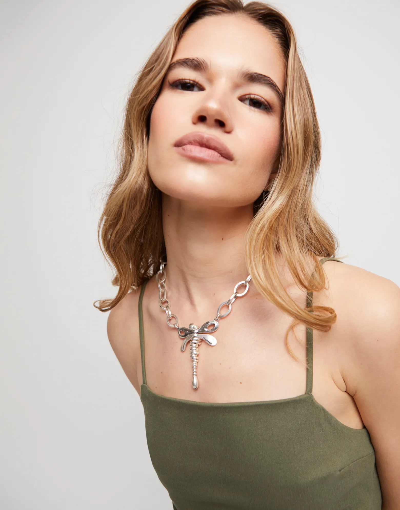 Collar cadena bañada plata de ley con libélula central