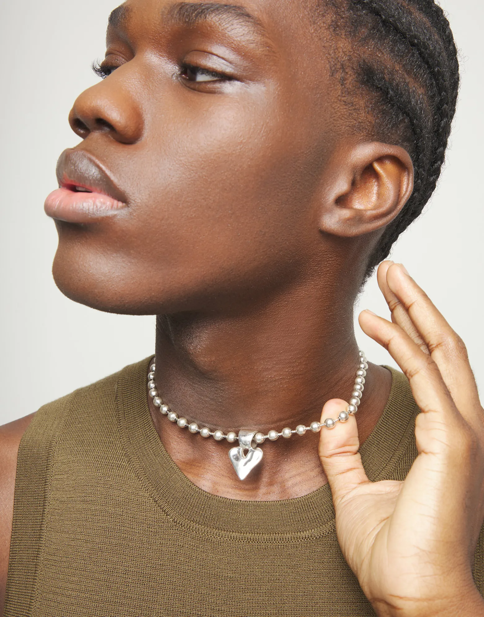 Collar con bolas bañado en plata de ley y detalle de corazón