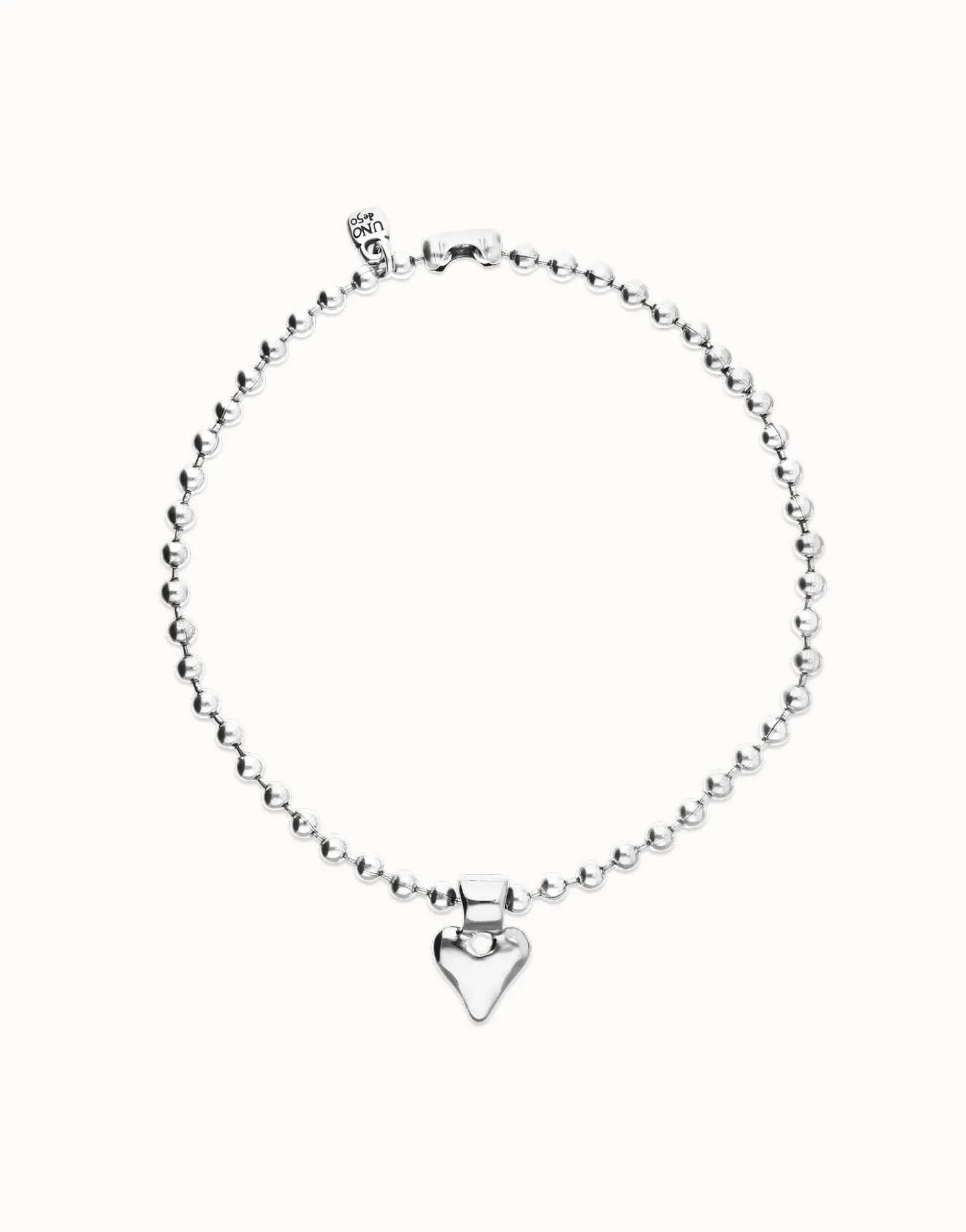 Collar con bolas bañado en plata de ley y detalle de corazón