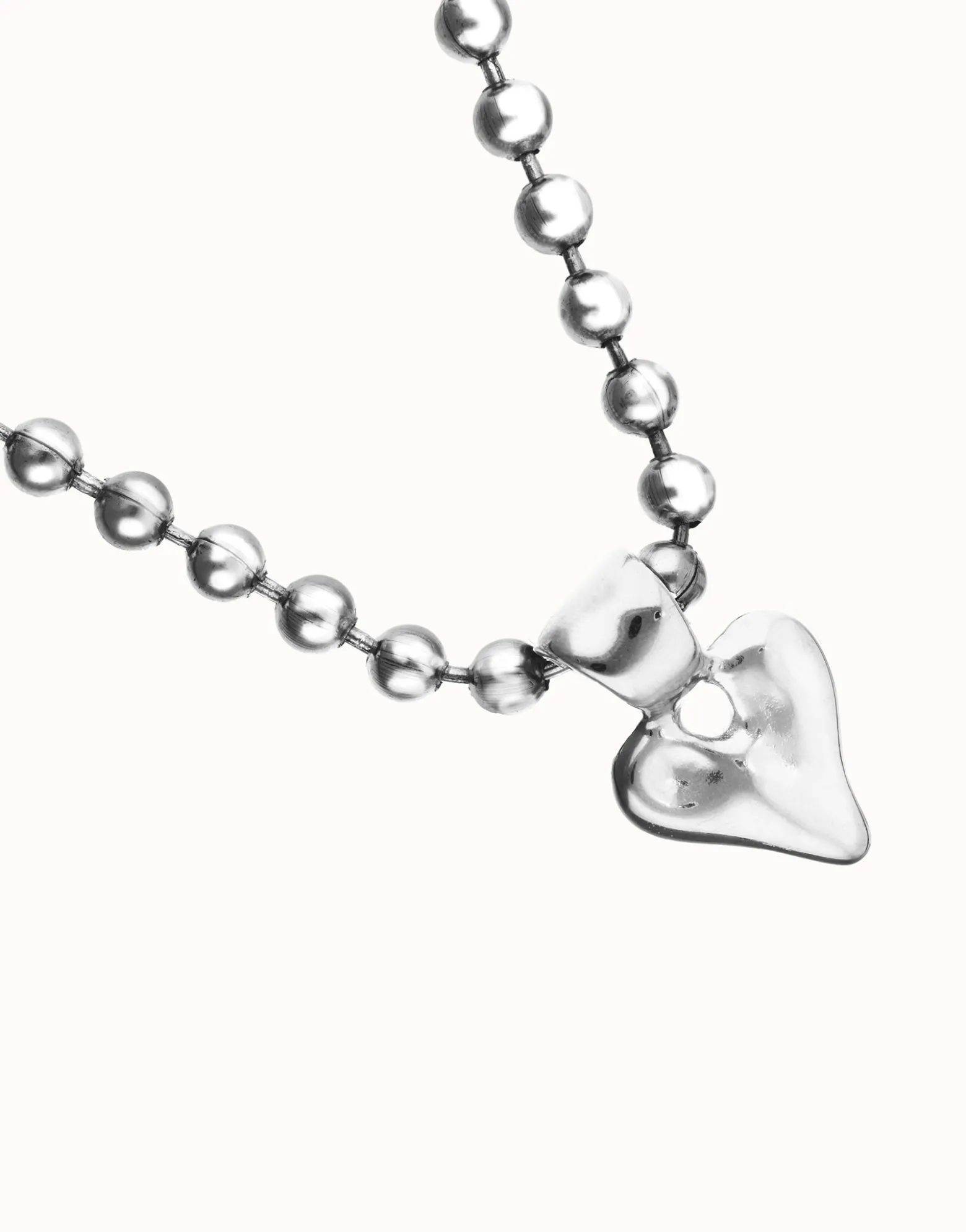 Collar con bolas bañado en plata de ley y detalle de corazón