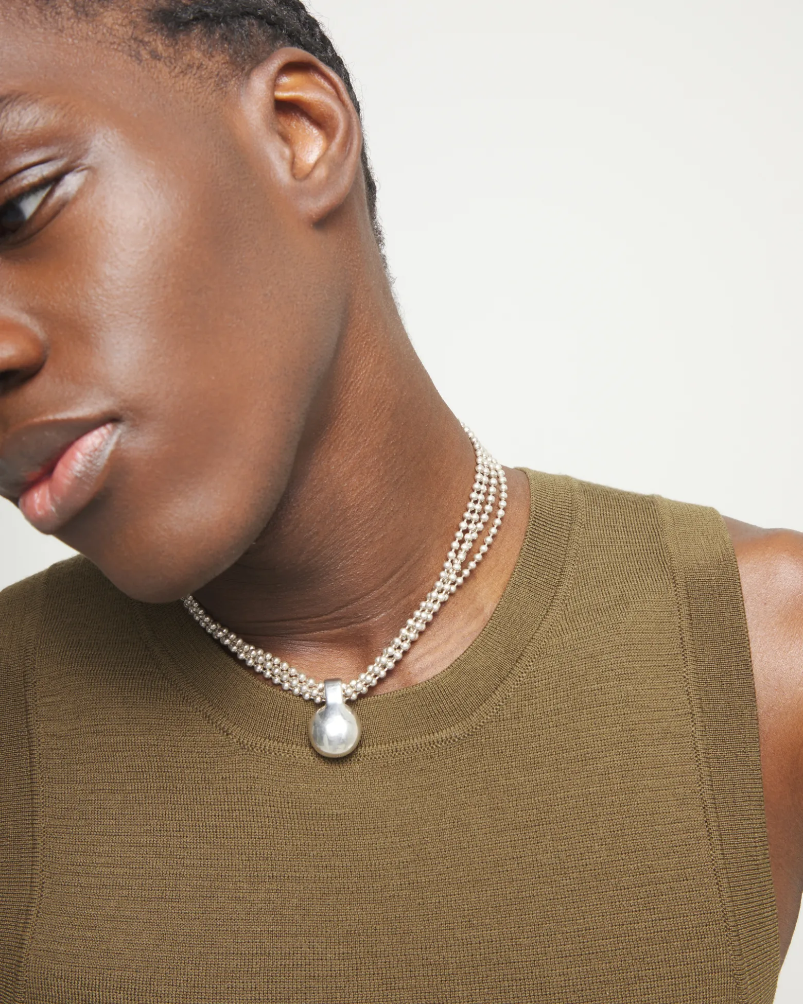 Collar con hilos plateados y esfera grande