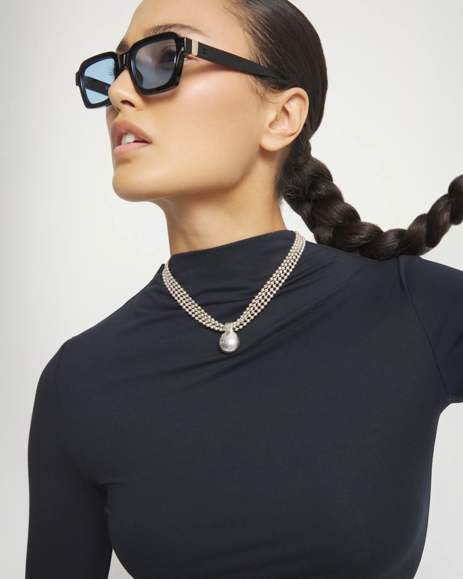 Collar con hilos plateados y esfera grande
