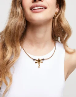 Collar corto bañado en oro de 18k con libélula