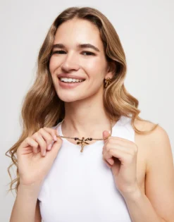 Collar corto bañado en oro de 18k con libélula