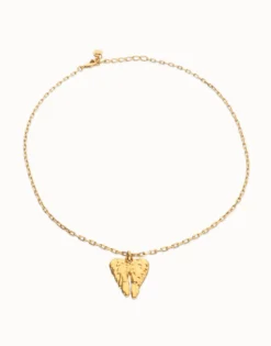 Collar corto bañado en oro 18k con detalle de alas