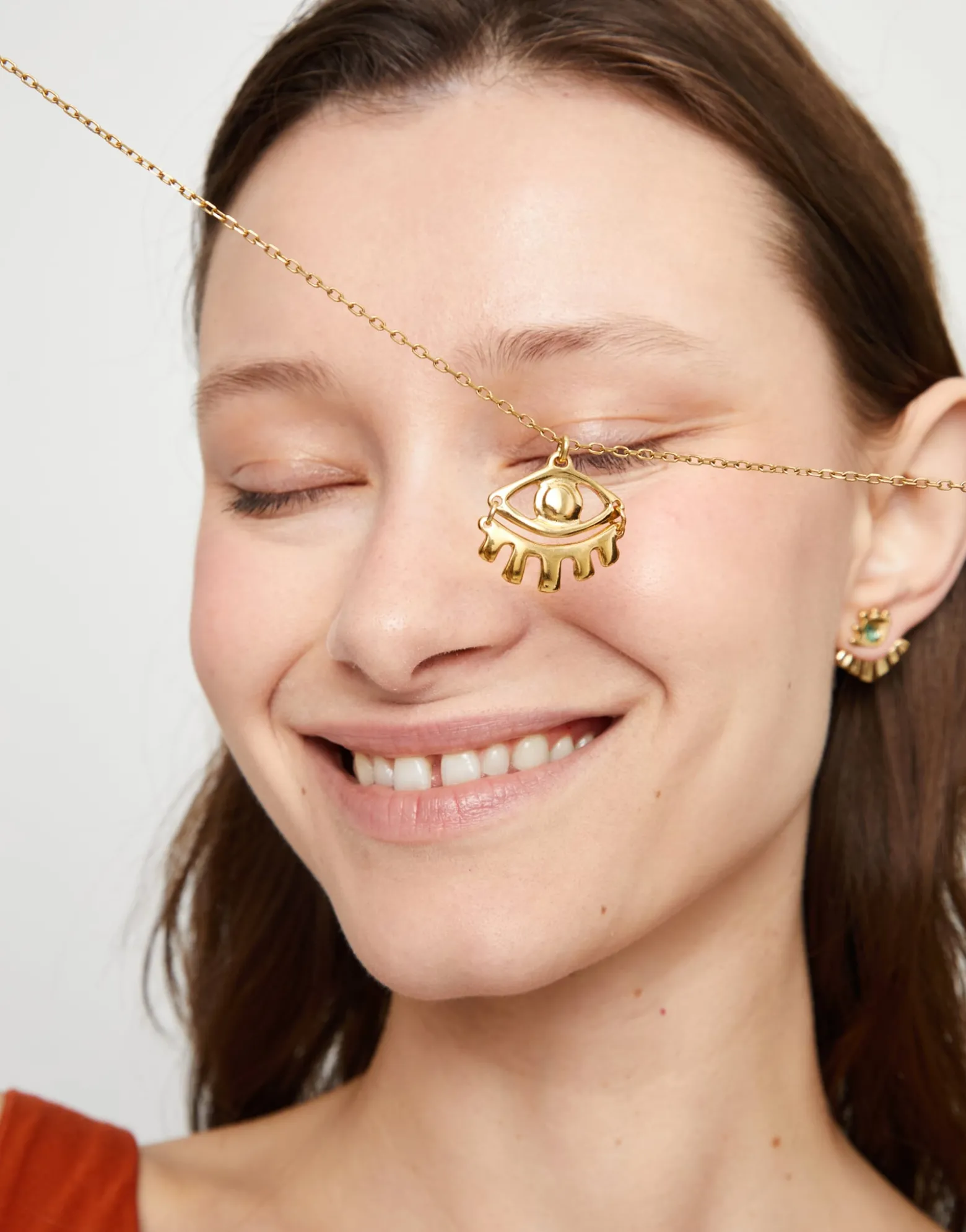 Collar corto bañado en oro 18k con detalle de ojo pequeño