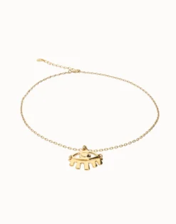 Collar corto bañado en oro 18k con detalle de ojo pequeño
