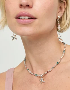 Collar corto bañado en plata con cristales y estrella de mar pequeña
