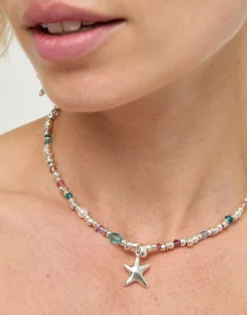 Collar corto bañado en plata con cristales y estrella de mar pequeña