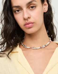 Collar corto bañado en plata con cristales y estrellas de mar pequeñas