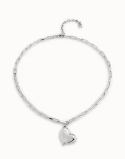 Collar corto bañado en plata de ley, cadena de eslabones medianos y corazón mediano