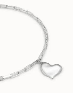 Collar corto bañado en plata de ley, cadena de eslabones medianos y corazón mediano