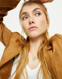 Collar corto bañado en plata de ley con detalle de alas