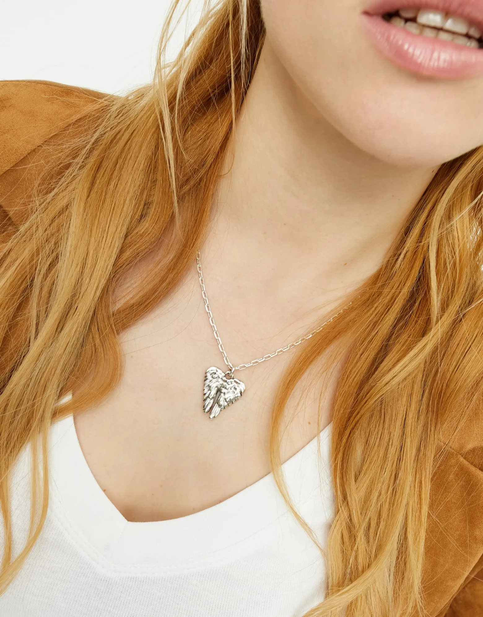 Collar corto bañado en plata de ley con detalle de alas